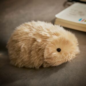 Der Casio Moflin Kuschelroboter in Goldbraun hat Ähnlichkeit mit einem Meerschweinchen.