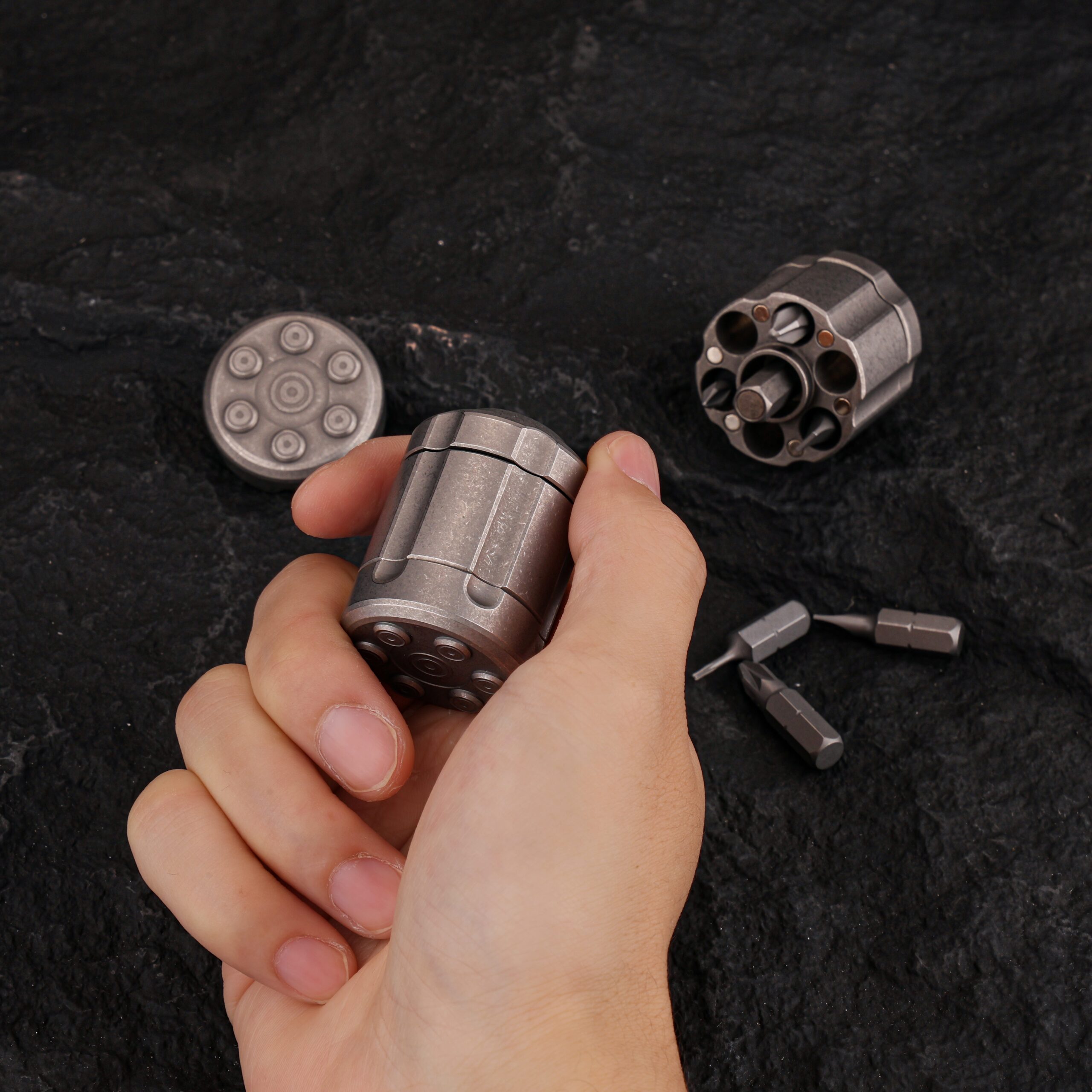 The Revolver S – Compact Titanium Ratchet Screwdriver