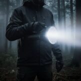 Imalent MS32: Die hellste Taschenlampe der Welt mit 200.000 Lumen leuchtet einen dunklen Wald taghell aus.